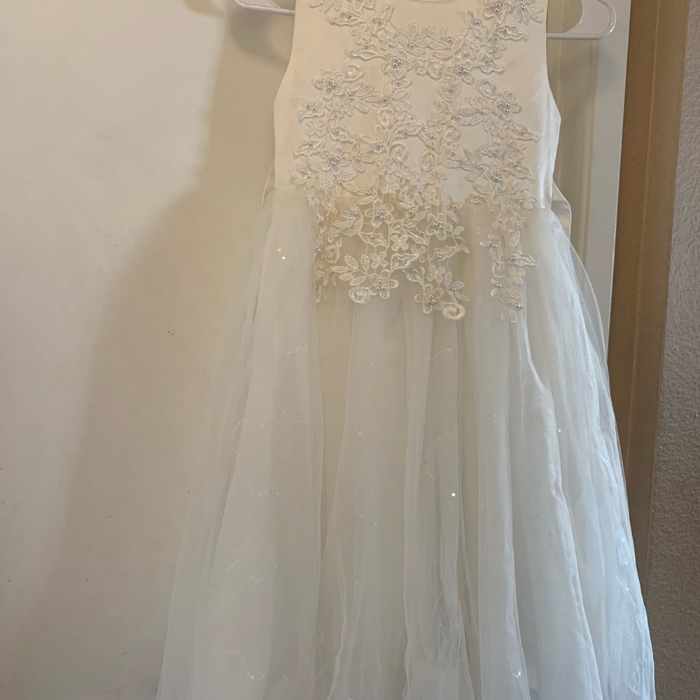 White Sleeveless girls size 6/7 flower girl dress